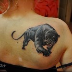 párduc tetoválás a lapockán