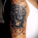 Párduc tetoválás a vállán