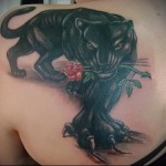 párduc tetoválás rózsával a fogakban