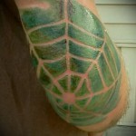 araignée tatouage sur le coude 1