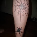 A tetoválás egy változata pókhálóval a testen