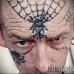 Pókháló Tätowierung auf seinem Kopf 1