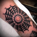 Spinnennetz Tattoo auf dem Ellbogen 2