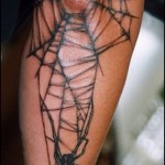 Web-Tätowierung auf seinem Arm 1