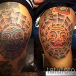 pókháló tetoválás a térdén