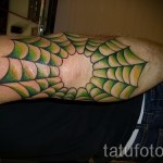 pókháló tetoválás a könyökön - zöld színű változat a képen