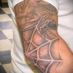 pókháló tetoválás a könyökön - változat pókkal és lóherelevéllel