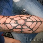 pókháló tetoválás a könyökön - szokatlan lehetőség egy férfi számára