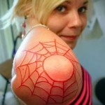 pókháló tetoválás a könyökön