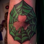 Pókháló tetoválás a könyökön - szoros árnyékos minta lóherével