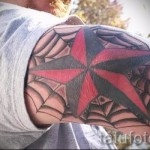 pókháló tetoválás a könyökön - közepén egy nagyobb csillaggal