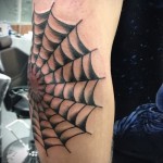 Pókháló tetoválás a könyökön - fekete, sűrű vonalakkal