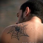 pókháló tetoválás a vállán - lehetőség egy srác lapockájához közelebb