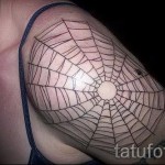 pókháló tetoválás a vállán