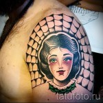 pókháló tetoválás a vállán - az öreg iskolai stílusú portréval