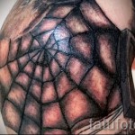 pókháló tetoválás a vállán - fekete változat a testen