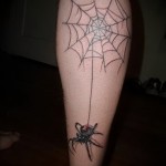 Példa egy pókháló tetoválásra egy emberi kézre