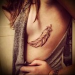 fehér toll a mell alatt a nő számára - toll tetoválás fotó