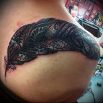 nagy toll mintákkal a váll tetoválásában