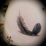 alsó has női tetoválás toll fotó