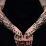 két nagy toll páros tetováláson a karon