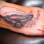 két toll tetoválásban a láb alján