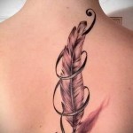 állatöv jel és toll szerpentinen - tetoválás nőknek a lapockán