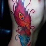 piros és kék toll tetoválás a bordán