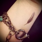 kis toll a csukló tetoválásában