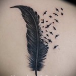 Gyönyörű női tetoválás tollal és madarakkal a fotón - egy példa