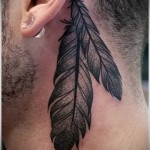 férfi a fül mögött - tetoválás toll fotó