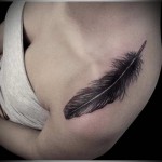 Toll tetoválás a vállán