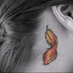 tüzes toll tetoválás a fül mögött