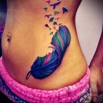 toll és madarak tetoválással a hasán és oldalán a lány számára