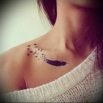 madár és toll a kulcscsonton - toll tetoválás fotó