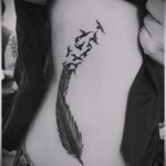 madarak oldalán - toll tetoválás fotó