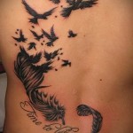 madárállomány és több toll + felirat - toll tetoválás fotó