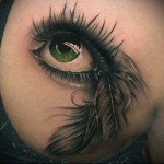 szem és toll tetoválás