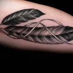 tetoválás két tollal és szalaggal (szerpentin)