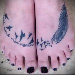 toll tetoválás két lábon