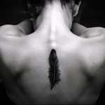 toll tetoválás a gerincen