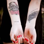 koponya és toll tetoválás a csuklón