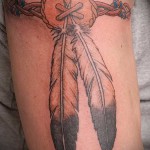 tetováló amulett és két toll