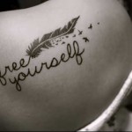Toll tetoválás és szabad magad betűkkel - toll tetoválás fotó