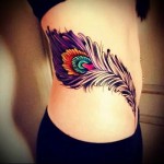 fényes és nagy toll az oldalán - toll tetoválás fotó