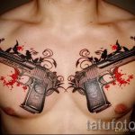 tetováló fegyverek a mellkason - fotó a kész tetoválásról 01092016 17186 tatufoto.ru