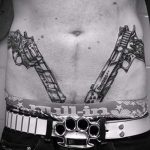 tetováló pisztolyok a gyomron - fotó a kész tetoválásról 01092016 1187 tatufoto.ru
