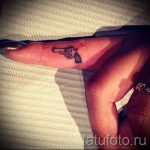 tetováló pisztoly az ujján - fotó a kész tetoválásról 01092016 1120 tatufoto.ru