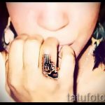 tetováló pisztoly az ujján - fotó a kész tetoválásról 01092016 2121 tatufoto.ru