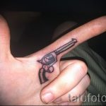 tetováló pisztoly az ujján - fotó a kész tetoválásról 01092016 4123 tatufoto.ru